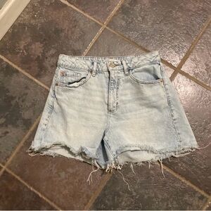 Garage Classic Cut-Off Light Blue Mom Denim Shorts
Women's Size 5